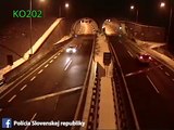 Une voiture s'envole à l'entrée d'un tunnel