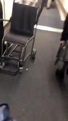 Havayolundan işitme engelli modele tepki çeken muamele