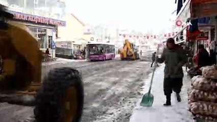 Başkale’de kar temizleme çalışması