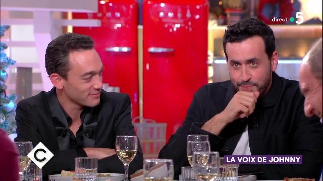 C à vous : Jonathan Cohen imite l'éternuement de Johnny et provoque un énorme fou-rire