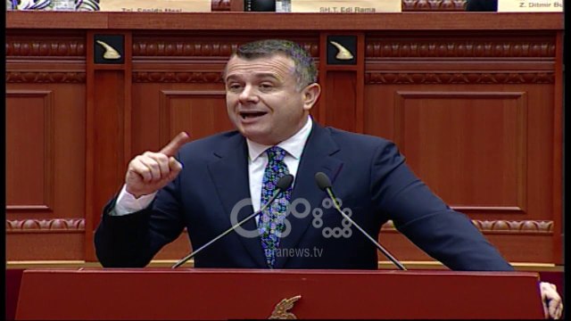 Ora News - Opozita: Po tentoni të kapni edhe Bankën e Shqipërisë, Balla mbron Ridvan Boden