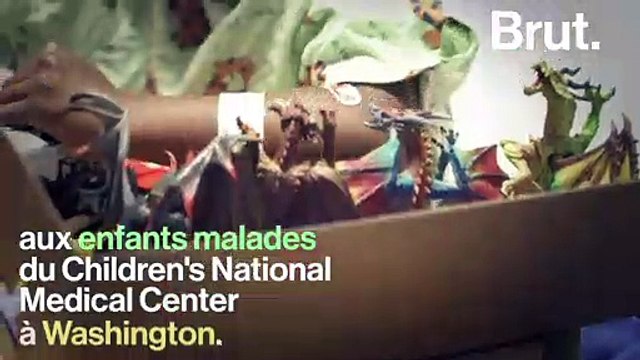 Barack Obama rend visite à des enfants malades déguisé en Père Noël