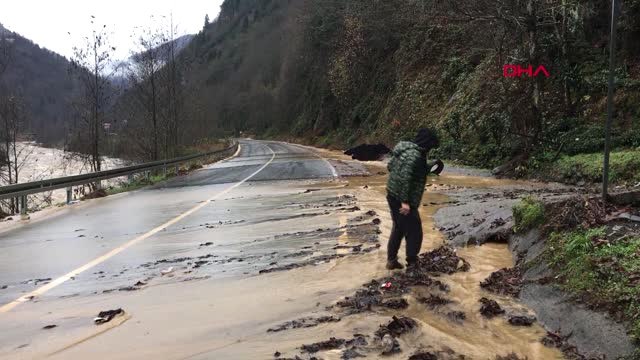Rize'de Sağanak Sel ve Heyelana Yol Açtı, Yollar Kapandı-ek Görüntülerle