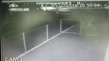 Câmera flagra grave batida entre carro e dois ônibus