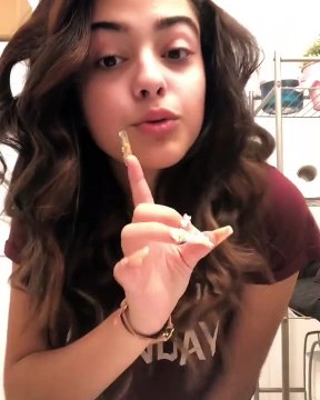 Comment une fille nettoie ses fesses avec de faux ongles