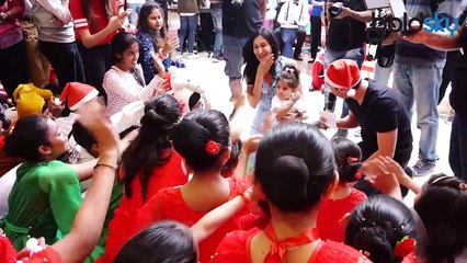 Karanvir Bohra's daughters enjoy Christmas decoration; Watch Video | Boldsky