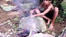 Survival in the wilderness wild charcoal barbecue, this method is really original, is it to experience the wilderness to survive