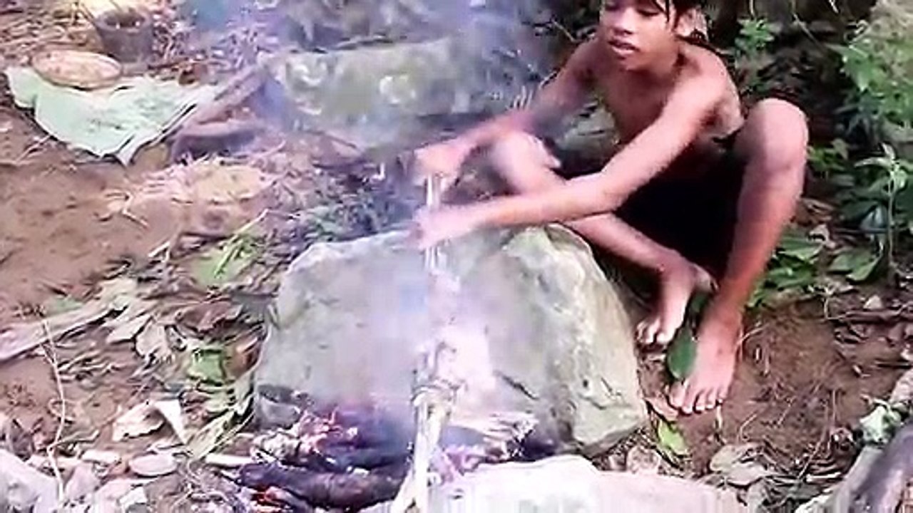 Survival in the wilderness wild charcoal barbecue, this method is really original, is it to experience the wilderness to survive