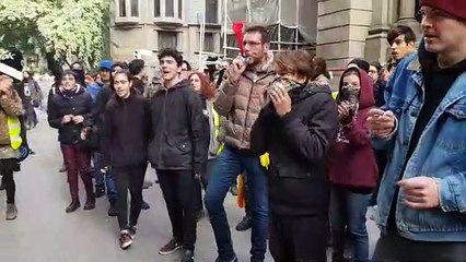 Rodean a los reporteros de OKDIARIO en Barcelona