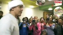 Noel baba kılığına giren  Obama çocuklara hediye dağıttı