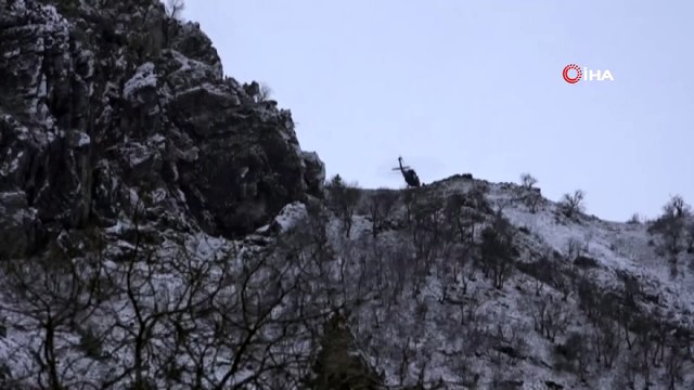 Tunceli kırsalında 6 teröristin yaklaşık 1 kilometre uzunluğunda iki farklı bölmeden oluştuğu tahmin edilen mağarada sıkıştırılmasının 9'uncu gününde de teslim olmaması üzerine savaş uçakları devreye girdi. F-16 savaş uçakları mağarayı vurd