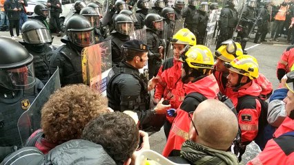 Mossos negocian con bomberos independentistas en la zona de la Lonja de Mar.