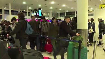 Aeroporto de Gatwick reabre com número limitado de voos