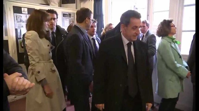 Nicolas Sarkozy n'aime pas faire la queue au bureau de vote
