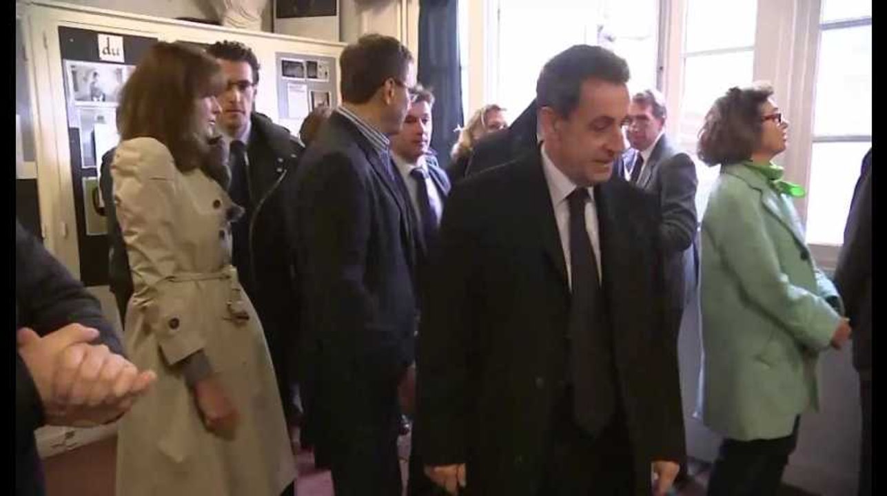Nicolas Sarkozy n'aime pas faire la queue au bureau de vote