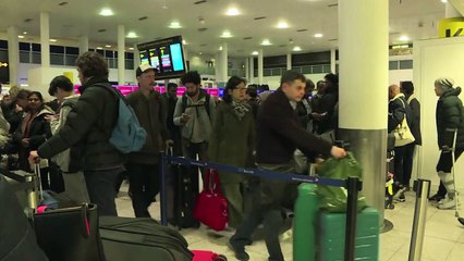 Aeroporto de Gatwick reabre com número limitado de voos
