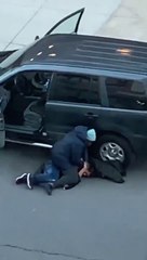 Download Video: New York : quand une mère maitrise un homme qui voulait lui voler sa voiture