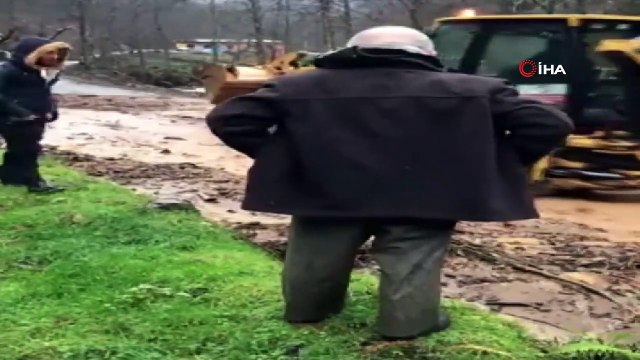 Sağanak yağış, sel ve heyelanlara yol açtı...Köy yolları ulaşıma kapandı, araçlar mahsur kaldı