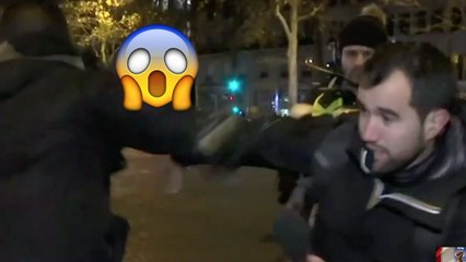 Un gilet jaune éclate un oeuf sur la tête d'un journaliste - ZAPPING TÉLÉ BEST OF DU 25/12/2018