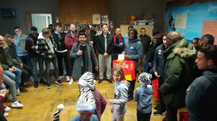 Les joueurs du Sporting de Charleroi offrent des cadeaux aux enfants du "Château de Ligny" de la cité de l'enfance