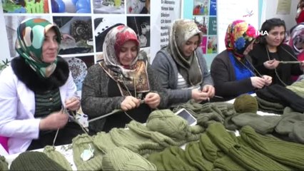 Mehmetçik İçin İlmek İlmek Atkı ve Bere Örüyorlar