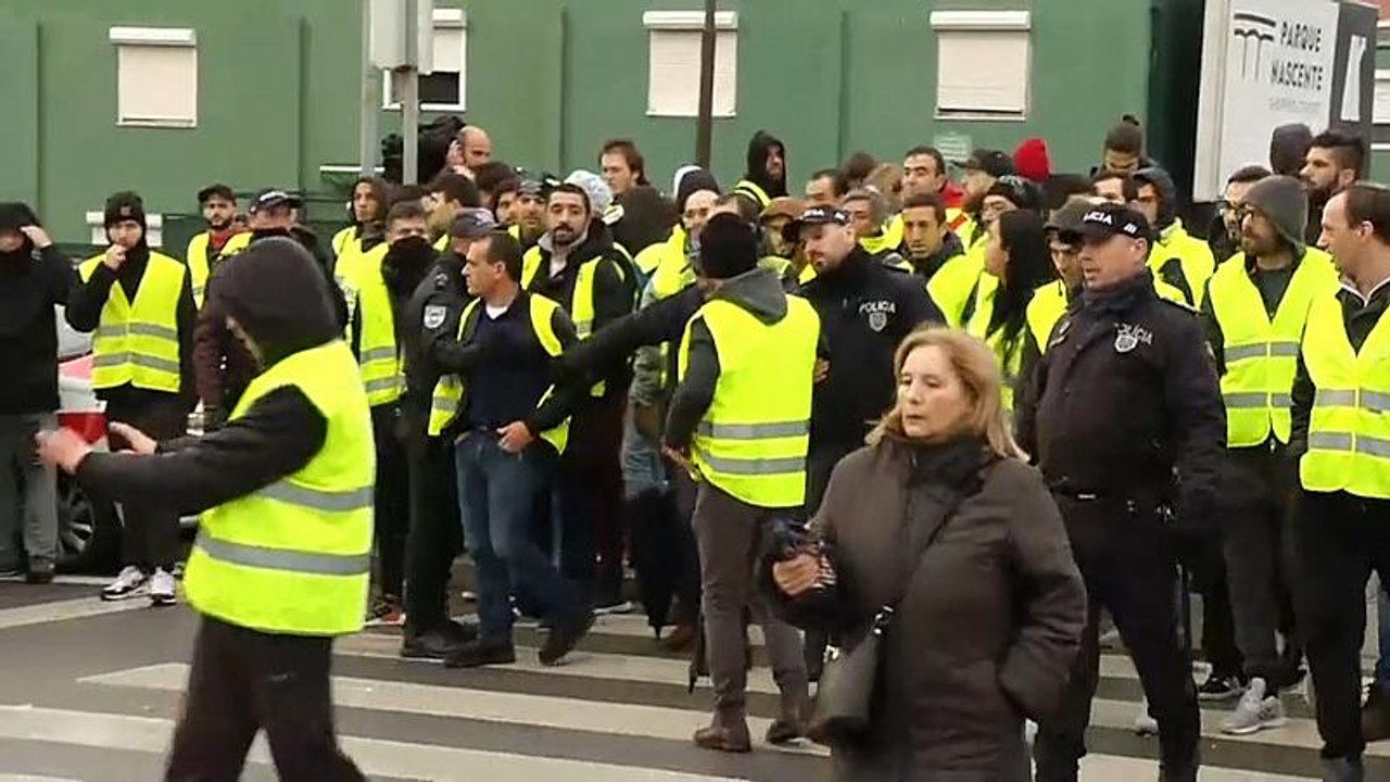 Sárgamellényesek tüntettek 17 portugál városban