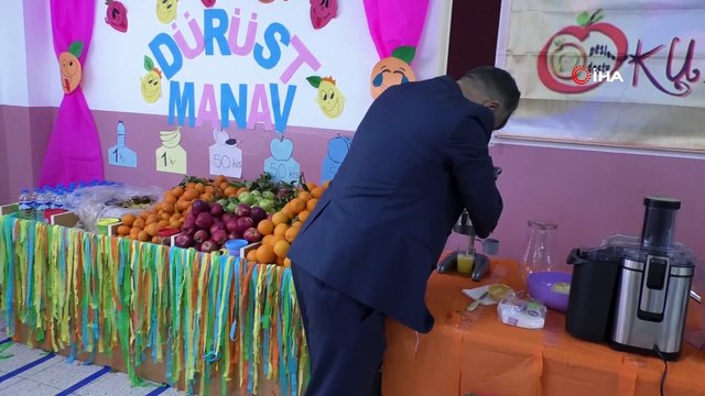 Öğrenciler Okulda Oluşturulan Manavda Kasiyersiz Alışveriş Yapıyor