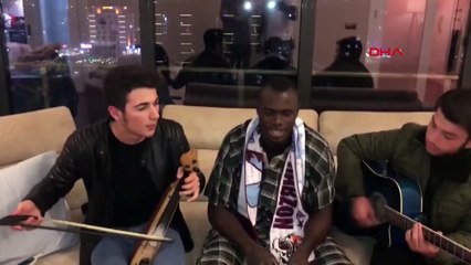 Trabzonsporlu Toure, kemençe eşliğinde türkü söyledi
