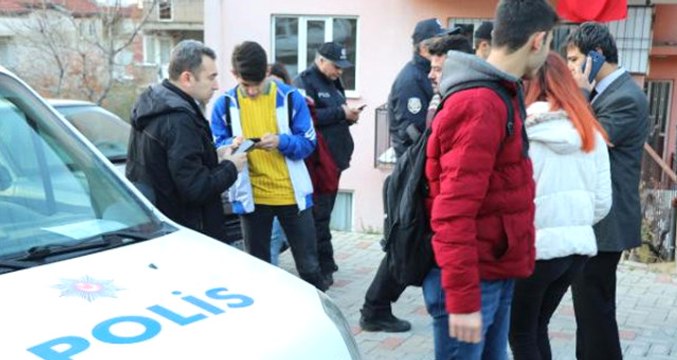 Lise Önünde Çıkan 'Yan Bakma' Tartışması Kanlı Bitti! Bir Lise Öğrencisi Yaralandı