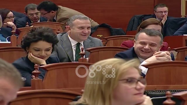 Ora News - Rrëzohet vettingu në politikë, mazhoranca voton kundër nismës së opozitës