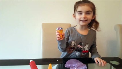 Миа играе със слайм