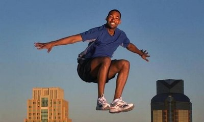 "خطأ" أصابه بالشلل ولكنه تحدى الأطباء وسار يوم زفافه