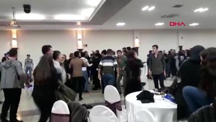 Скачать видео: Düzce Düğünde Çıkan Kavgada Bıçağı Önüne Gelene Salladı, O Anlar Kamerada