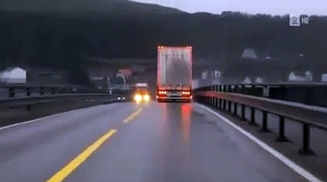 Un conducteur très chanceux frole le pire au passage d'un camion... Fou