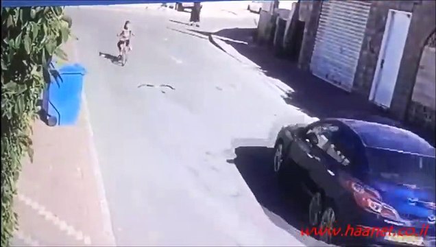 Cette femme en vélo manque de se faire mordre par un serpent au milieu de la route