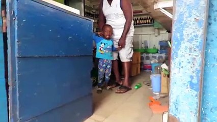 Ce gamin africain voit un homme blanc pour la première fois et va avoir une grosse frayeur