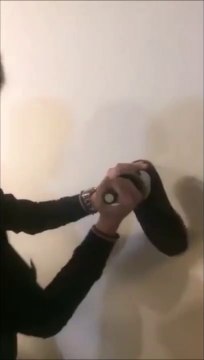 Ouvrir une bouteille de vin avec une chaussure... Et pourrir son mur