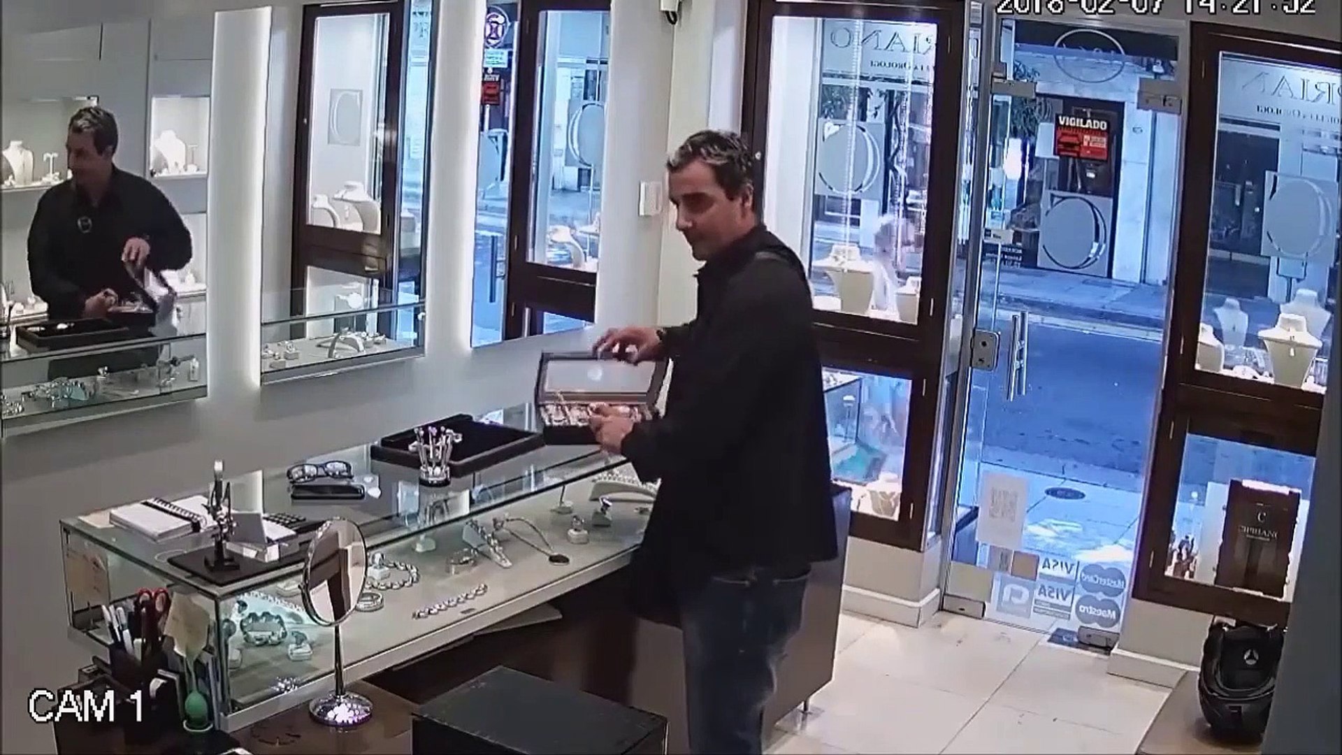 Les images d'un braquage dans une bijouterie espagnole - Vidéo Dailymotion