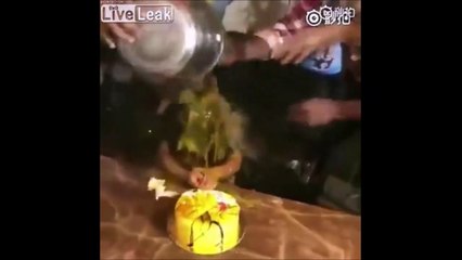 Regardez comment ils ruinent totalement l'anniversaire de ce jeune garçon... cruel