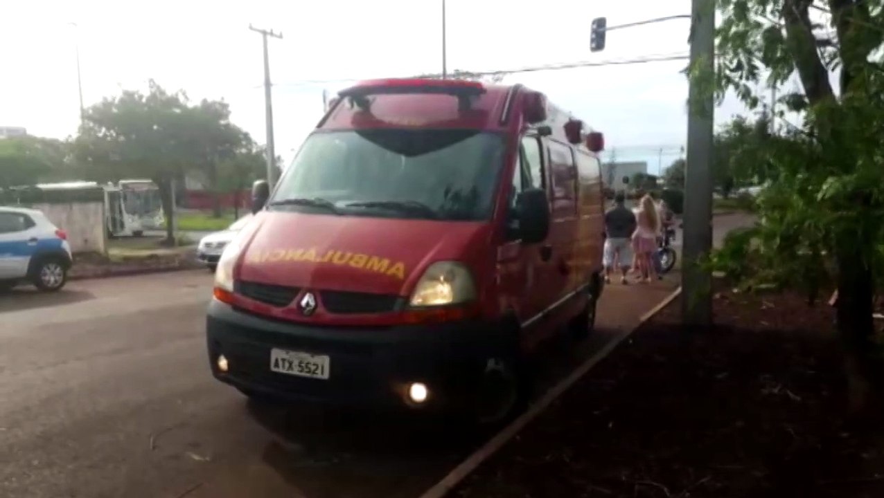 Carro e moto colidem na Avenida Tancredo Neves