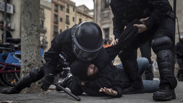 بارسلون صحنه درگیری پلیس و جدایی‌طلبان؛ ۱۱ نفر بازداشت و ۳۲ نفر مجروح شدند
