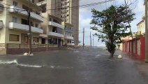 Ondas causam inundações em Havana