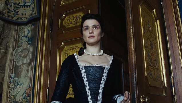 The Favourite - Exclusive Interview With Emma Stone & Rachel Weisz