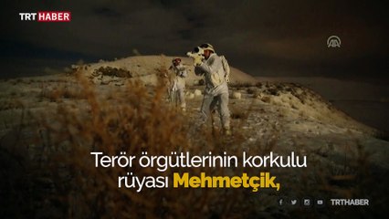 En uzun gecede eller tetikte