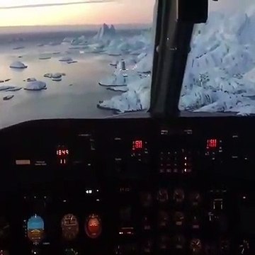 Muhteşem heyecan uyandırıcı bir piste iniş Grönland havalimanı.. Uçağın iniş anında dışarıya bakmak cesaret ister..