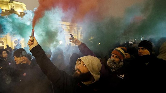 Hungary 'slave law': Thousands protest in Budapest