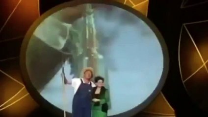 Trump imzalayacağı yasayı dansla duyurdu!