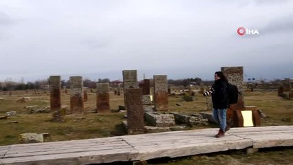 Tarihi Mezarlığı Fotoğraflamak İçin 4 Bin 200 Kilometre Yol Kat Etti