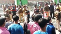अलीगढ़: गुस्साई भीड़ से घिरे पुलिस अफसर लहराने लगे पिस्टल, VIDEO