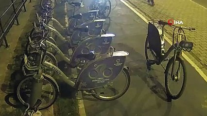 Akıllı bisikletler magandaların hışmına uğradı...O anlar kamerada